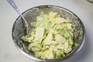 Салат Цезарь с курицей и сухариками: Листья салата соединить с соусом