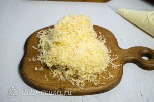 Салат Грибы под шубой: Натереть сыр