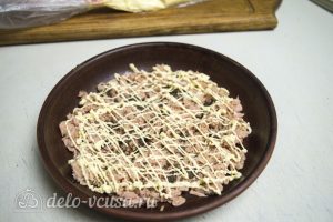 Салат Мимоза без картошки: Кладем нижний рыбный слой салата