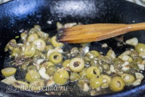 Спагетти Путанеска с помидорами и анчоусами: Обжарить каперсы и оливки
