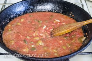 Спагетти Путанеска с помидорами и анчоусами: Обжарить помидоры