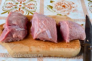 Стейк из говядины на сковороде: Нарезать мясо
