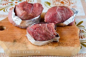 Стейк из говядины на сковороде: Обернуть мясо в фольгу
