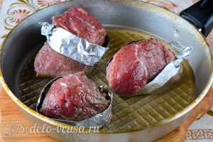 Стейк из говядины на сковороде: Обжарить мясо