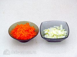 Суп с фасолью и сосисками: Измельчить лук и морковь