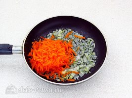 Суп с фасолью и сосисками: Добавить морковь
