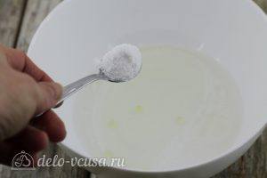 Тесто для чебуреков на воде: Добавить соль