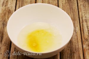 Манты с бараниной: Яйца взбить с солью