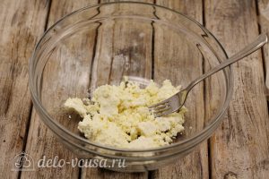 Сырники с кукурузным крахмалом по Дюкану: Размять творог вилкой