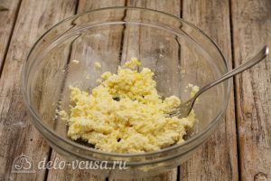 Сырники с кукурузным крахмалом по Дюкану: Добавить яйцо