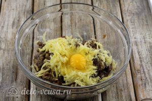Тефтели с рисом в духовке: Добавить яйцо