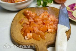 Брускетта с помидорами и сыром: Помидоры порезать кубиками