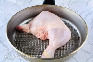 Жареная курица в соевом соусе: Выложить курицу на сковородку