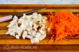 Ежики из фарша с рисом: Порезать лук и морковь