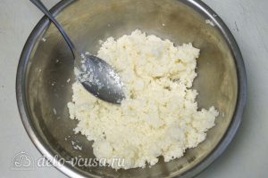 Конфеты из кокосовой стружки и сгущенки: Добавить сгущенное молоко
