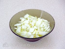 Говядина с клецками: Нарезать лук