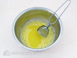 Говядина с клецками: Взбить яйцо