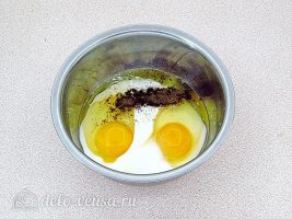 Мусака из капусты: Соединить сметану и яйца