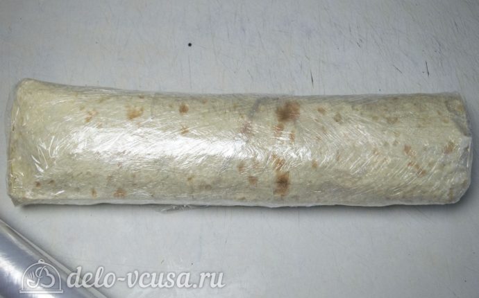 Рулет из лаваша Мимоза: Завернуть в пленку