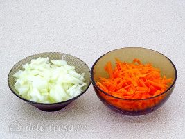 Щи с рыбными консервами: Измельчить лук и морковь