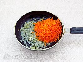 Щи с рыбными консервами: Добавить морковь