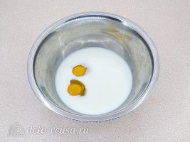 Шарлотка из белого хлеба: Соединить молоко и яйца