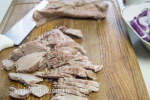 Холодный шашлык из свинины: Нарезать мясо ломтиками