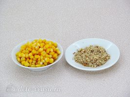 Крабовый салат с орехами: Подготовить орехи и кукурузу