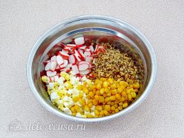 Крабовый салат с орехами: Соединить все ингредиенты