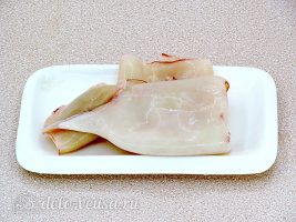 Салат с кальмаром и свежим огурцом: Очистить кальмар от кожицы