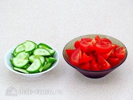 Салат с кальмаром и свежим огурцом: Нарезать огурцы и помидоры
