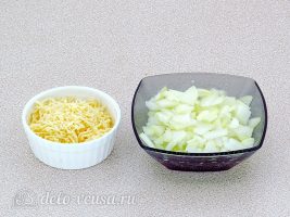 Салат из консервированной рыбы с огурцом: Натереть сыр и нарезать лук