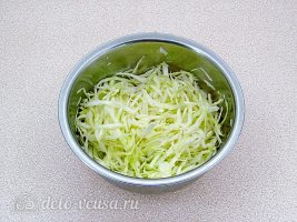 Салат из консервированной рыбы с огурцом: Посолить капусту