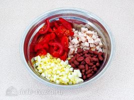 Салат с копченой курицей и фасолью: Соединить все ингредиенты