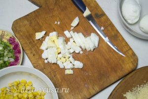 Салат с печенью трески и кукурузой: Порезать вареные яйца