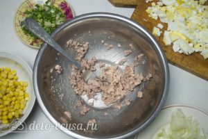 Салат с печенью трески и кукурузой: Измельчить печень трески
