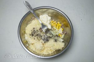 Салат с печенью трески и кукурузой: Соединить все ингредиенты