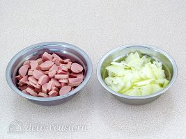 Слойки с сосисками: Порезать сосиски и лук