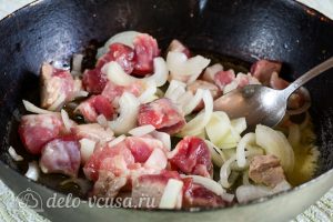 Тушеная картошка со свининой: Обжарить лук и мясо