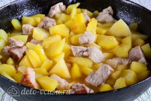 Тушеная картошка со свининой: Тушить до готовности