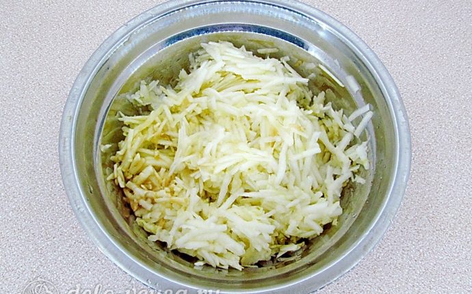 Овсяная запеканка с яблоками: Яблоки натереть