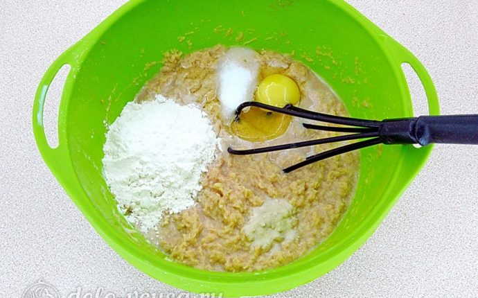 Заварные картофельные оладьи: Добавить яйцо и муку Заварные картофельные оладьи: Добавить яйцо и муку
