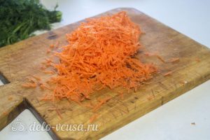 Хек в томатном соусе: Морковь натереть на терке