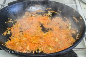 Хек в томатном соусе: Обжарить морковь с луком