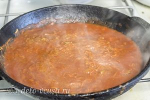 Хек в томатном соусе: Добавить томаты