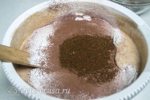 Кофейный брауни с орехами: Добавить муку и кофе