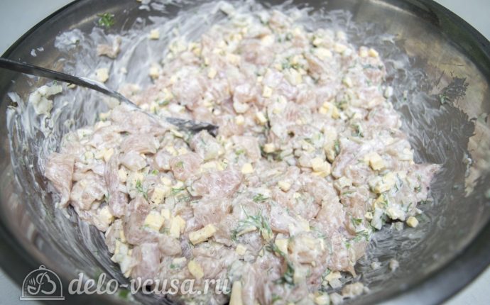 Рубленные куриные котлеты с сыром: Перемешать фарш