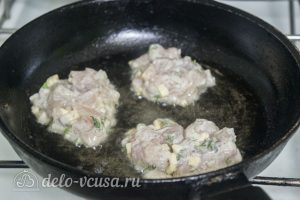 Рубленные куриные котлеты с сыром: Кладем котлеты на сковородку