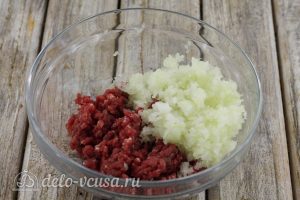 Начинка для чебуреков из говядины: Соединить мясо и лук