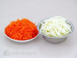 Салат из капусты с морковью и корнем сельдерея: Морковь и капусту нашинковать соломкой